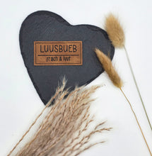Laden Sie das Bild in den Galerie-Viewer, Geprägtes Kunstleder Label „Luusbueb – fräch & luut“ in Schweizer Mundart zum Einnähen auf Kleidung und Handmade-Projekte.