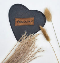 Laden Sie das Bild in den Galerie-Viewer, Geprägtes Kunstleder Label „Prinzickchen“ in 5 × 2 cm zum Einnähen auf Kleidung, Taschen und Handmade-Projekte.