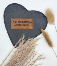 Laden Sie das Bild in den Galerie-Viewer, Geprägtes Kunstleder Label mit der Aufschrift „Sei wundervoll einzigartig“ zum Einnähen auf Kleidung und Taschen.