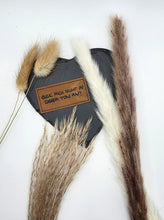 Laden Sie das Bild in den Galerie-Viewer, Braunes geprägtes Statement-Kunstlederlabel für Handmade-Projekte, Taschen und Hoodies.