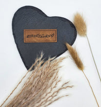 Laden Sie das Bild in den Galerie-Viewer, Geprägtes Kunstleder Label „Zornröschen“ in 5 × 2 cm zum Einnähen auf Kleidung, Taschen und Handmade-Projekte.