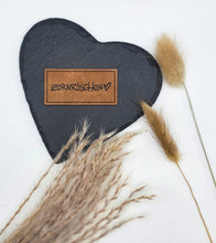 Laden Sie das Bild in den Galerie-Viewer, Geprägtes Kunstleder Label „Zornröschen“ in 5 × 2,5 cm zum Einnähen auf Kleidung, Taschen und Handmade-Projekte.