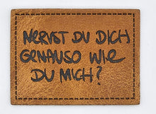 Laden Sie das Bild in den Galerie-Viewer, Braunes Kunstlederlabel mit frechem Spruch in 3 × 4 cm für Handmade-Projekte und DIY-Näharbeiten.