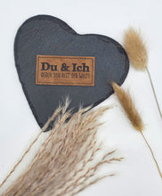 Laden Sie das Bild in den Galerie-Viewer, Kunstleder Label Du &amp; Ich Gegen den Rest der Welt | Geprägtes Handmade Label

