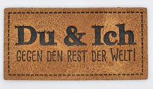 Laden Sie das Bild in den Galerie-Viewer, Kunstleder Label Du &amp; Ich Gegen den Rest der Welt | Geprägtes Handmade Label
