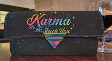Laden Sie das Bild in den Galerie-Viewer, Schwarzer Softshell Geldbeutel mit buntem Karma Motiv als kreative Handmade Geldbörse
