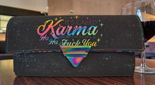 Laden Sie das Bild in den Galerie-Viewer, Schwarzer Softshell Geldbeutel mit buntem Karma Motiv als kreative Handmade Geldbörse
