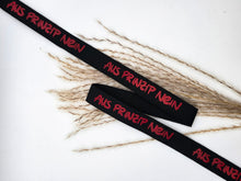 Laden Sie das Bild in den Galerie-Viewer, Baumwoll-Webband „Aus Prinzip nein“, 12 mm breit – schwarz mit rotem schriftzug, längere Bandansicht.
