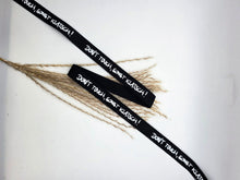 Laden Sie das Bild in den Galerie-Viewer, Baumwoll-Webband „Don't touch, sonst klatsch“, 12 mm breit – schwarz mit weißem schriftzug, längere Bandansicht.
