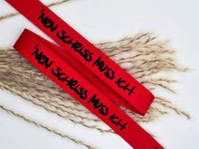 Laden Sie das Bild in den Galerie-Viewer, Baumwoll-Webband „Nen Scheiß muss ich“, 12 mm breit – rot mit schwarzem schriftzug, Ansicht des Spruchbands.
