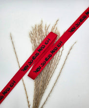 Laden Sie das Bild in den Galerie-Viewer, Baumwoll-Webband „Nen Scheiß muss ich“, 12 mm breit – rot mit schwarzem schriftzug, längere Bandansicht.

