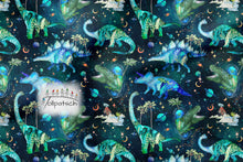 Laden Sie das Bild in den Galerie-Viewer, Baumwolljersey Dino Galaxy – 54468 – Dinosaurier vor dunkler Galaxie. Stoffmuster.
