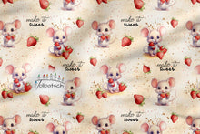 Laden Sie das Bild in den Galerie-Viewer, Baumwolljersey Erdbeer Mäuschen – Kleine Mäuse mit Erdbeeren und dem Schriftzug „make it sweet“ auf cremefarbenem Grund. Stoffmuster.
