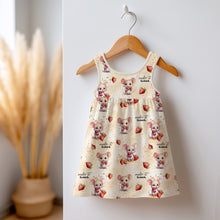 Laden Sie das Bild in den Galerie-Viewer, Baumwolljersey Erdbeer Mäuschen – Kleine Mäuse mit Erdbeeren und dem Schriftzug „make it sweet“ auf cremefarbenem Grund. Kleidungs-Mockup: Kleid am Bügel.
