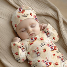 Laden Sie das Bild in den Galerie-Viewer, Baumwolljersey Erdbeer Mäuschen – Kleine Mäuse mit Erdbeeren und dem Schriftzug „make it sweet“ auf cremefarbenem Grund. Kleidungs-Mockup: Baby mit Mütze und Oberteil.
