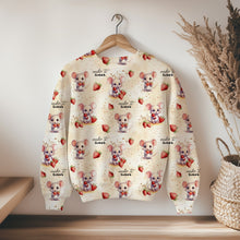 Laden Sie das Bild in den Galerie-Viewer, Baumwolljersey Erdbeer Mäuschen – Kleine Mäuse mit Erdbeeren und dem Schriftzug „make it sweet“ auf cremefarbenem Grund. Kleidungs-Mockup: Pullover am Bügel.
