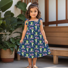 Laden Sie das Bild in den Galerie-Viewer, Baumwolljersey Frosch Blumenfreude – 54465 – Frösche und Blumen auf Dunkelblau. Kleidungs-Mockup: Mädchen im Kleid.
