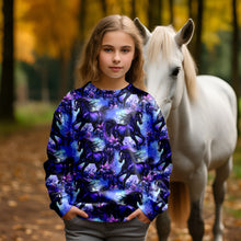 Laden Sie das Bild in den Galerie-Viewer, Baumwolljersey Mystic Horses – 26080308 – Mystische Pferde auf Blau und Violett. Kleidungs-Mockup: Mädchen im Oberteil neben weißem Pferd.
