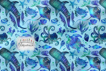 Laden Sie das Bild in den Galerie-Viewer, Baumwolljersey Ocean Friends – 54467 – Meerestiere auf Blau. Stoffmuster.
