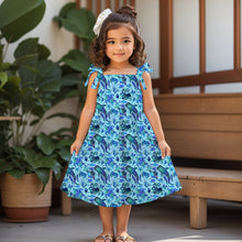 Laden Sie das Bild in den Galerie-Viewer, Baumwolljersey Ocean Friends – 54467 – Meerestiere auf Blau. Kleidungs-Mockup: Mädchen im Kleid.
