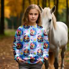 Laden Sie das Bild in den Galerie-Viewer, Baumwolljersey Ozean Abenteuer – 54463 – Bunte Ozeanmotive auf hellem Grund. Kleidungs-Mockup: Mädchen im Oberteil neben weißem Pferd.
