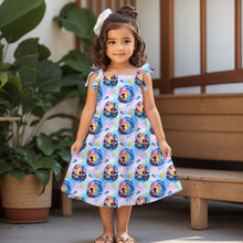 Laden Sie das Bild in den Galerie-Viewer, Baumwolljersey Ozean Abenteuer – 54463 – Bunte Ozeanmotive auf hellem Grund. Kleidungs-Mockup: Mädchen im Kleid.
