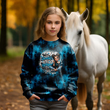 Laden Sie das Bild in den Galerie-Viewer, Baumwolljersey Panel Auf dem richtigen Weg – Tiermotiv mit Spruch auf Blau. Kleidungs-Mockup: Mädchen im Oberteil neben weißem Pferd.
