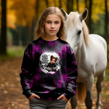 Laden Sie das Bild in den Galerie-Viewer, Baumwolljersey Panel Ich kann das mit den Augen – Tiermotiv mit Spruch auf Schwarz und Pink. Kleidungs-Mockup: Mädchen im Oberteil neben weißem Pferd.
