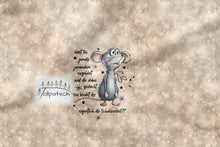 Laden Sie das Bild in den Galerie-Viewer, Baumwolljersey-Panel: graue Maus mit frechem Spruch über Zuhören und Schnürsenkel auf Beige.
