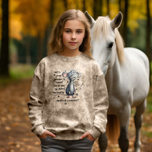 Laden Sie das Bild in den Galerie-Viewer, Mockup: Mädchen im Langarmshirt aus Baumwolljersey; Motiv: graue Maus und frecher Spruch auf Beige. Im Hintergrund steht ein weißes Pferd.
