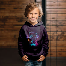 Laden Sie das Bild in den Galerie-Viewer, Baumwolljersey Panel Neon Beats – Neonfarbenes Musikmotiv auf Schwarz. Kleidungs-Mockup: Junge im Hoodie.
