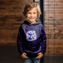 Laden Sie das Bild in den Galerie-Viewer, Baumwolljersey Panel Sternenfreund – Blaue Fantasiefigur vor Sternenhimmel. Kleidungs-Mockup: Junge im Hoodie.
