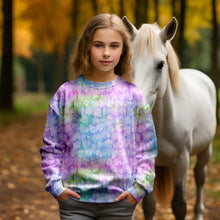 Laden Sie das Bild in den Galerie-Viewer, Baumwolljersey Pastell Mosaik – Ein feines Mosaik aus pastellfarbenen Flächen und zarten Linien. Kleidungs-Mockup: Mädchen im Langarmshirt neben weißem Pferd.

