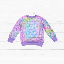 Laden Sie das Bild in den Galerie-Viewer, Baumwolljersey Pastell Mosaik – Ein feines Mosaik aus pastellfarbenen Flächen und zarten Linien. Kleidungs-Mockup: Flach ausgelegter Pullover.
