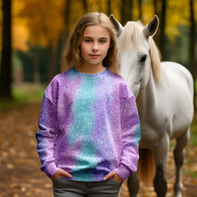 Laden Sie das Bild in den Galerie-Viewer, Baumwolljersey Pastellglanz – Sanfter Farbverlauf in Rosa, Flieder und Mint mit gedruckter Glitzeroptik. Kleidungs-Mockup: Mädchen im Langarmshirt neben weißem Pferd.
