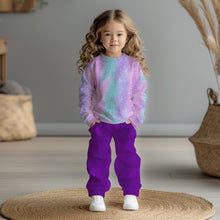 Laden Sie das Bild in den Galerie-Viewer, Baumwolljersey Pastellglanz – Sanfter Farbverlauf in Rosa, Flieder und Mint mit gedruckter Glitzeroptik. Kleidungs-Mockup: Kleines Mädchen im Langarmshirt.
