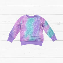 Laden Sie das Bild in den Galerie-Viewer, Baumwolljersey Pastellglanz – Sanfter Farbverlauf in Rosa, Flieder und Mint mit gedruckter Glitzeroptik. Kleidungs-Mockup: Flach ausgelegter Pullover.
