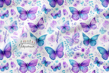 Laden Sie das Bild in den Galerie-Viewer, Baumwolljersey Schmetterlingswiese Pastell – Schmetterlinge in Türkis und Violett zwischen zarten Blüten auf hellem Grund. Stoffmuster.
