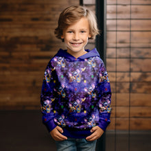 Laden Sie das Bild in den Galerie-Viewer, Baumwolljersey Zauberfreund – 54469 A – Zaubermotive auf Violett. Kleidungs-Mockup: Junge im Hoodie.
