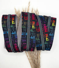 Laden Sie das Bild in den Galerie-Viewer, Endlosreißverschluss Chill mal für #5-Zipper mit 6,5 mm Raupenbreite – Gesamtansicht, Rainbow-Raupe.
