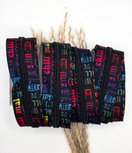 Laden Sie das Bild in den Galerie-Viewer, Endlosreißverschluss Chill mal für #5-Zipper mit 6,5 mm Raupenbreite – Gesamtansicht, schwarze Raupe.
