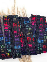 Laden Sie das Bild in den Galerie-Viewer, Endlosreißverschluss Chill mal für #5-Zipper mit 6,5 mm Raupenbreite – Detailansicht, schwarze Raupe.
