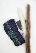 Laden Sie das Bild in den Galerie-Viewer, Endlosreißverschluss Perfekt unperfekt für #5-Zipper, 6,5 mm Raupenbreite – schwarzes Band mit Rainbow-Raupe, dekorativ auf einem Herz mit Trockenblumen fotografiert.
