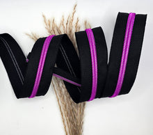 Laden Sie das Bild in den Galerie-Viewer, Endlosreißverschluss Schwarz Pink für #5-Zipper mit 6,5 mm Raupenbreite – Gesamtansicht, schwarzes Band mit pinkfarbener Raupe.
