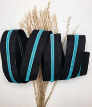 Laden Sie das Bild in den Galerie-Viewer, Endlosreißverschluss Schwarz Türkis für #5-Zipper mit 6,5 mm Raupenbreite – Gesamtansicht, schwarzes Band mit türkisfarbener Raupe.
