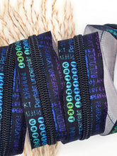 Laden Sie das Bild in den Galerie-Viewer, Endlosreißverschluss Perfekt unperfekt für #5-Zipper mit 6,5 mm Raupenbreite – Detailansicht, schwarze Raupe.
