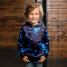 Laden Sie das Bild in den Galerie-Viewer, French Terry Blue Crack – 52503 F – Leuchtend blaue Risse auf Schwarz. Kleidungs-Mockup: Junge im Hoodie.
