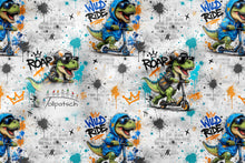 Laden Sie das Bild in den Galerie-Viewer, French Terry Dino Scooter – 54451 A – Dinosaurier mit Rollern auf hellem Grund. Stoffmuster.
