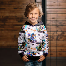 Laden Sie das Bild in den Galerie-Viewer, French Terry Dino Scooter – 54451 A – Dinosaurier mit Rollern auf hellem Grund. Kleidungs-Mockup: Junge im Hoodie.
