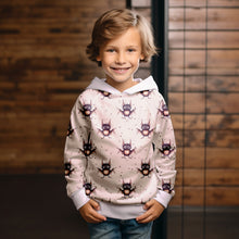 Laden Sie das Bild in den Galerie-Viewer, French Terry Fledermaus Kullerauge – 54452 A – Kleine Fledermäuse mit großen Augen auf hellem Grund. Kleidungs-Mockup: Junge im Hoodie.
